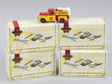 quatre boîtes sur lesquelles est posé un camion de pompiers miniature