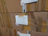 une pile de boîtes empilées les unes sur les autres
