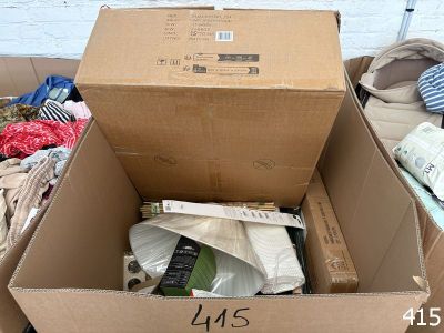 une boîte en carton contenant de nombreux objets