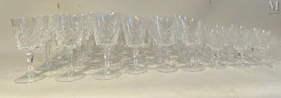 Service de verres à pied en cristal taillé