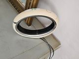 un ventilateur blanc posé sur une table