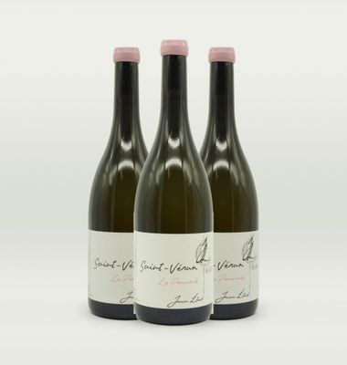 trois bouteilles de vin blanc posées sur une table