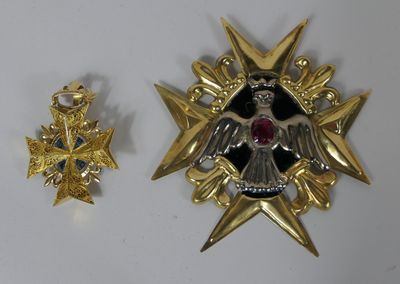 Deux pendentifs en métal doré et argenté.