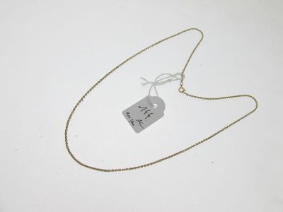 Gros plan sur un collier portant une étiquette