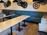 une longue table au milieu d'une pièce, entourée de plusieurs chaises