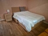 un lit recouvert d'une couette blanche dans une chambre