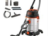 un aspirateur muni d'un tuyau et d'autres accessoires, sur fond blanc