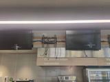 une photo d'une cuisine avec une télévision fixée au mur