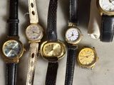 plusieurs types de montres sont alignés sur une table