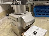 une machine posée sur le sol à côté d'une boîte