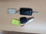 deux clés de voiture et un porte-clés posés sur une table
