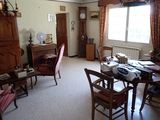 une pièce dans laquelle se trouvent une table, des chaises et une armoire