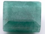 gros plan d'une pierre d'émeraude verte sur une surface blanche