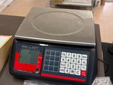 une balance sur laquelle est posée une calculatrice