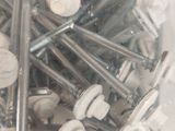 de nombreuses vis et écrous dans un récipient en plastique