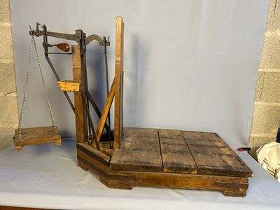 une petite machine en bois posée sur une table