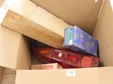 une boîte en carton remplie d'objets hétéroclites sur le sol