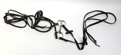 une paire de lunettes et une autre paire de lunettes posées sur une surface blanche