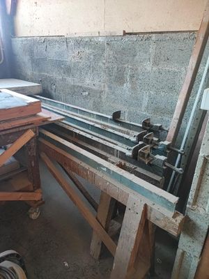 une photo d'un établi sur lequel se trouvent de nombreux morceaux de bois