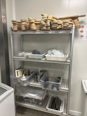 une cuisine avec une étagère remplie de provisions et d'ustensiles