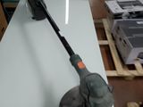 une petite table sur laquelle est posé un outil