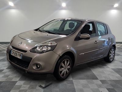 la photo d'une voiture argentée garée dans un garage
