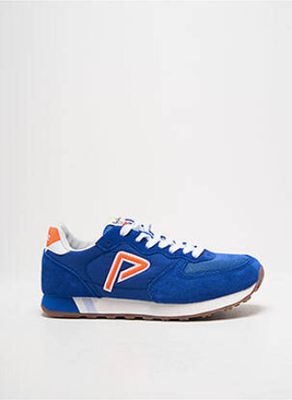des baskets bleues et orange à semelles blanches sur fond blanc