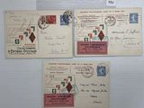 trois vieilles cartes postales avec des timbres et des enveloppes, posées sur une surface blanche