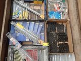 une boîte remplie de vis de toutes sortes et d'autres outils