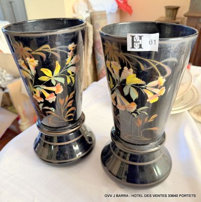 Une paire de vases opalin décor fleuri - H.
