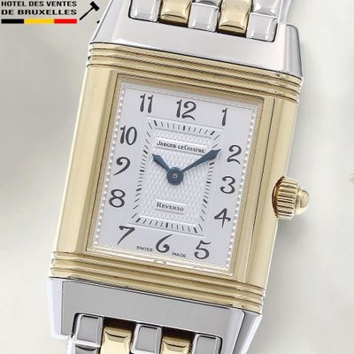 une image d'un gros plan d'une montre-bracelet sur une surface blanche