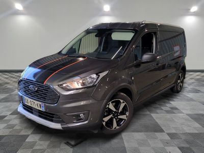 une camionnette grise garée sur un sol à damier dans un garage