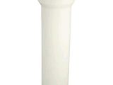 un vase blanc posé sur une table blanche