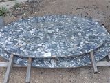 une table sur laquelle se trouvent de nombreuses pierres