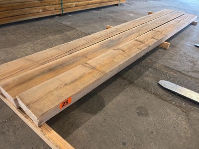 un banc en bois qui se trouve au milieu d'une pièce