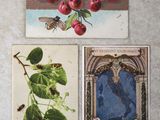 trois cartes ornées de cerises, posées sur une table