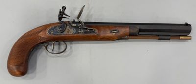 un gros plan d'une arme accrochée au mur, sur fond blanc