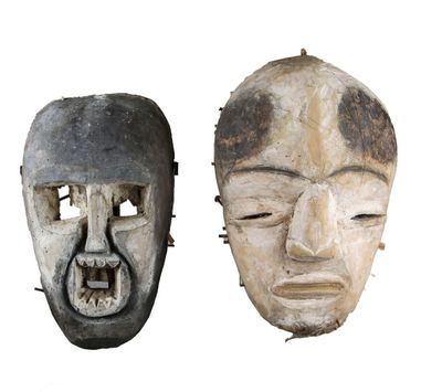 deux masques en bois placés l'un à côté de l'autre