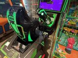une console de jeux vidéo et une machine à jeux dans un garage