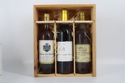 trois bouteilles de vin dans un coffret en bois sur une table
