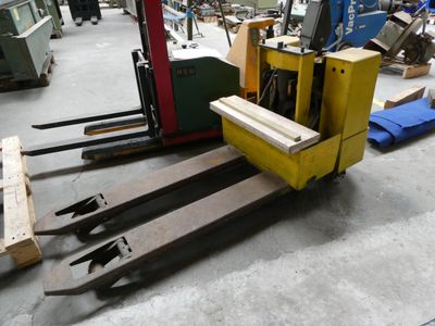 a forklift truck that is parked in a warehouse