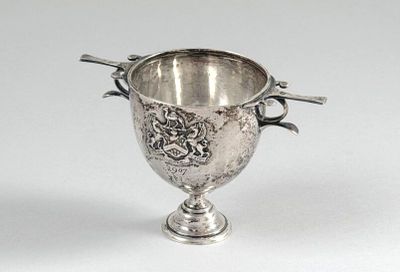 une coupe en argent posée sur une table