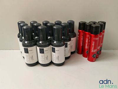 plusieurs flacons de spray et une bombe de déodorant posés sur une table