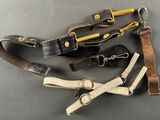 Plusieurs types de bracelets en cuir sont disposés sur une surface grise