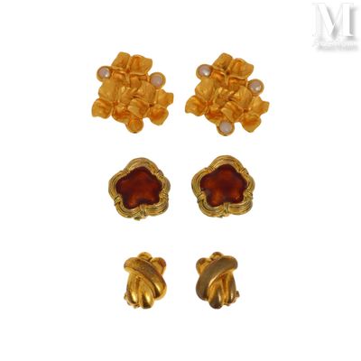 trois paires de boucles d'oreilles dorées et une paire de boucles d'oreilles dorées