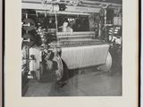 photographie en noir et blanc d'une vieille machine à tisser dans une usine