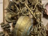 une boîte contenant tout un tas d'objets en laiton