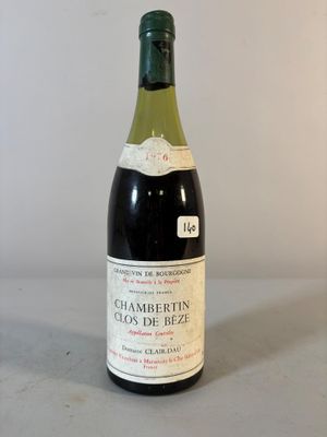 une bouteille de vin posée sur une table