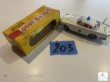 une voiture jouet posée à côté d'une boîte