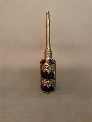 une petite bouteille ornée d'un motif doré et bleu